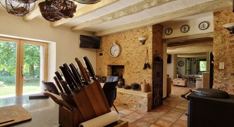 Ensemble périgordin rénové, ses deux roulottes et terrain de plus de 4 ha.