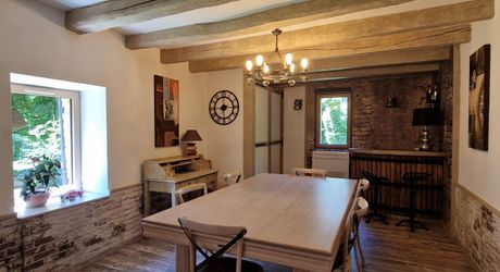 Ensemble périgordin rénové, ses deux roulottes et terrain de plus de 4 ha.