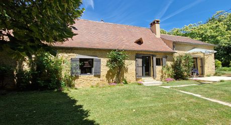 Ensemble périgordin rénové, ses deux roulottes et terrain de plus de 4 ha.