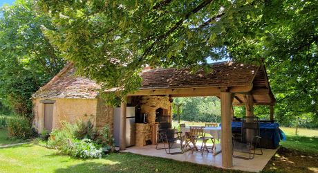 Ensemble périgordin rénové, ses deux roulottes et terrain de plus de 4 ha.