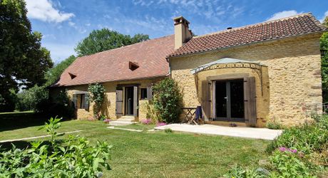 Ensemble périgordin rénové, ses deux roulottes et terrain de plus de 4 ha.