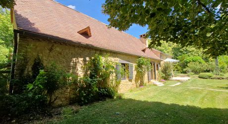Ensemble périgordin rénové, ses deux roulottes et terrain de plus de 4 ha.
