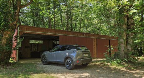 Ensemble périgordin rénové, ses deux roulottes et terrain de plus de 4 ha.