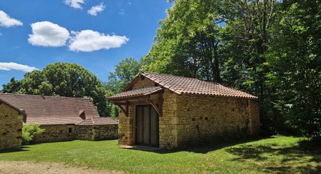 Ensemble périgordin rénové, ses deux roulottes et terrain de plus de 4 ha.