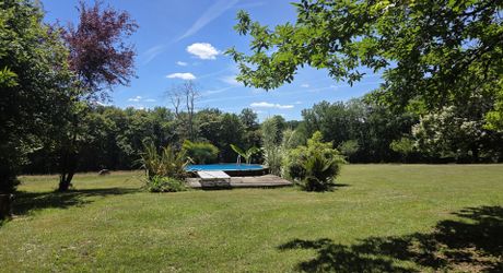 Ensemble périgordin rénové, ses deux roulottes et terrain de plus de 4 ha.