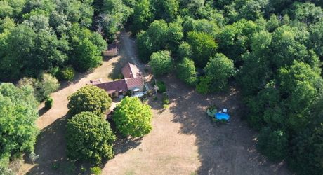 Ensemble périgordin rénové, ses deux roulottes et terrain de plus de 4 ha.