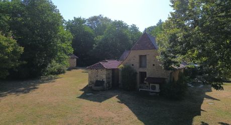Ensemble périgordin rénové, ses deux roulottes et terrain de plus de 4 ha.