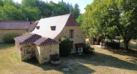Ensemble périgordin rénové, ses deux roulottes et terrain de plus de 4 ha.