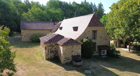 Ensemble périgordin rénové, ses deux roulottes et terrain de plus de 4 ha.