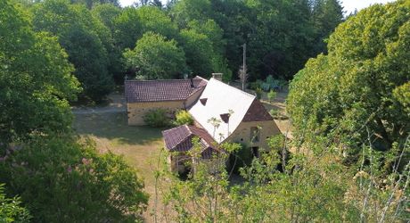 Ensemble périgordin rénové, ses deux roulottes et terrain de plus de 4 ha.