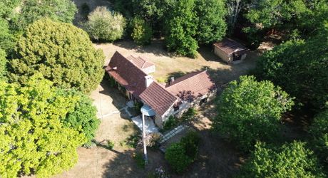 Ensemble périgordin rénové, ses deux roulottes et terrain de plus de 4 ha.