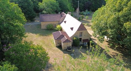 Ensemble périgordin rénové, ses deux roulottes et terrain de plus de 4 ha.