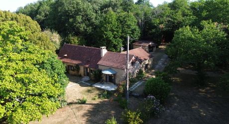 Ensemble périgordin rénové, ses deux roulottes et terrain de plus de 4 ha.