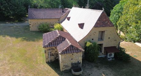 Ensemble périgordin rénové, ses deux roulottes et terrain de plus de 4 ha.