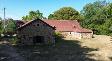 Ensemble périgordin rénové, ses deux roulottes et terrain de plus de 4 ha.