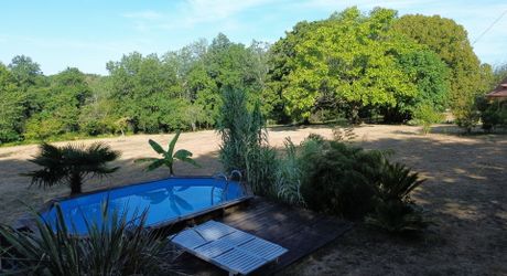 Ensemble périgordin rénové, ses deux roulottes et terrain de plus de 4 ha.