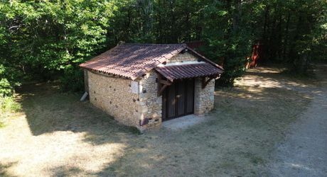 Ensemble périgordin rénové, ses deux roulottes et terrain de plus de 4 ha.