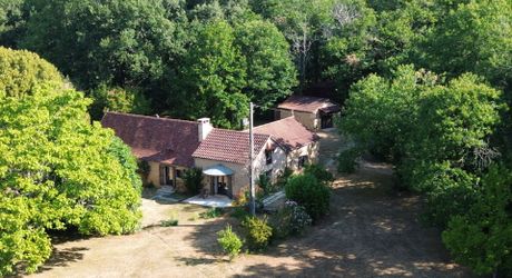 Ensemble périgordin rénové, ses deux roulottes et terrain de plus de 4 ha.