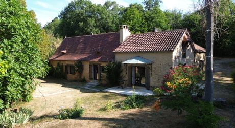 Ensemble périgordin rénové, ses deux roulottes et terrain de plus de 4 ha.