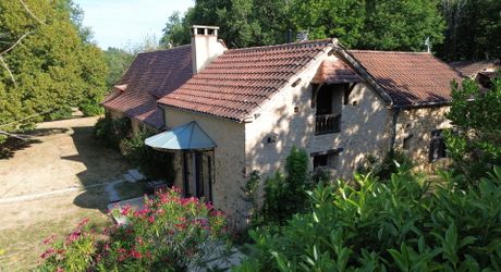 Ensemble périgordin rénové, ses deux roulottes et terrain de plus de 4 ha.