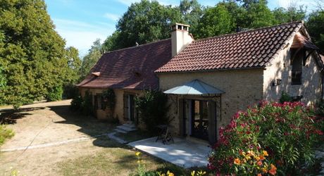 Ensemble périgordin rénové, ses deux roulottes et terrain de plus de 4 ha.