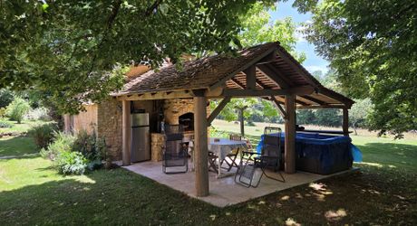 Ensemble périgordin rénové, ses deux roulottes et terrain de plus de 4 ha.