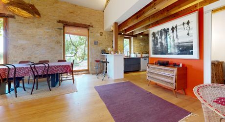 Bel ensemble de trois maisons en pierre avec piscine au calme