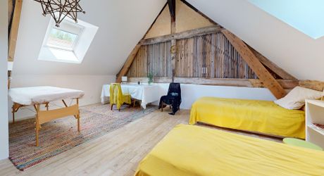 Bel ensemble de trois maisons en pierre avec piscine au calme