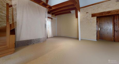 Bel ensemble de trois maisons en pierre avec piscine au calme