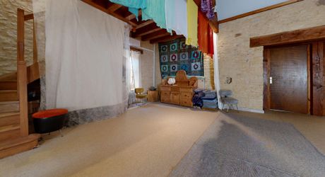 Bel ensemble de trois maisons en pierre avec piscine au calme