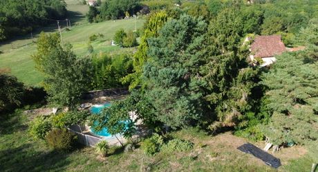Bel ensemble de trois maisons en pierre avec piscine au calme