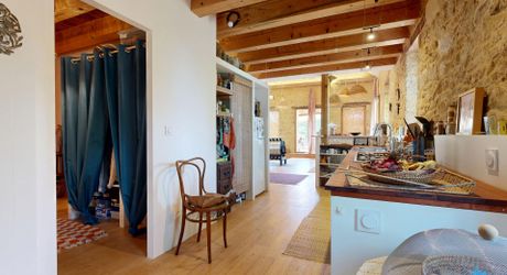 Bel ensemble de trois maisons en pierre avec piscine au calme