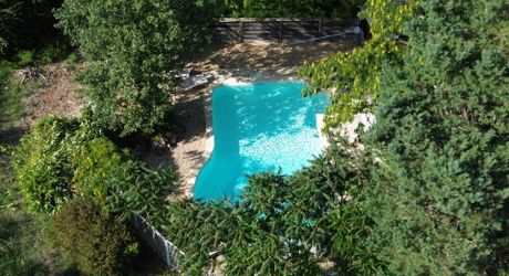 Bel ensemble de trois maisons en pierre avec piscine au calme