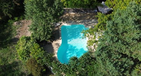 Bel ensemble de trois maisons en pierre avec piscine au calme