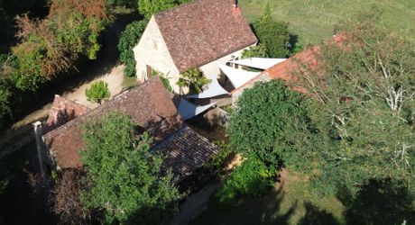 Bel ensemble de trois maisons en pierre avec piscine au calme