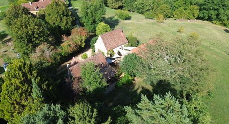 Bel ensemble de trois maisons en pierre avec piscine au calme