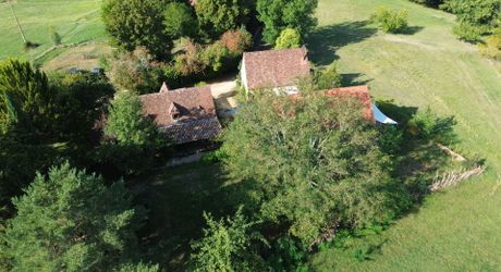 Bel ensemble de trois maisons en pierre avec piscine au calme