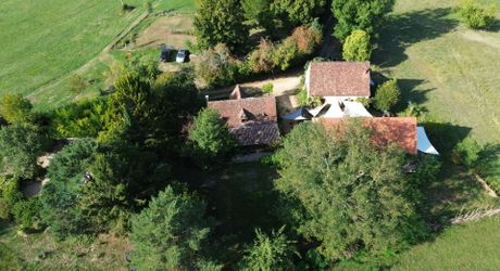 Bel ensemble de trois maisons en pierre avec piscine au calme