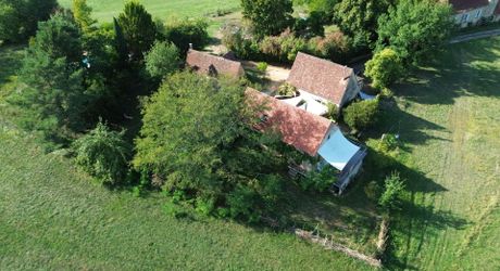 Bel ensemble de trois maisons en pierre avec piscine au calme