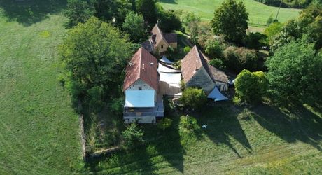 Bel ensemble de trois maisons en pierre avec piscine au calme