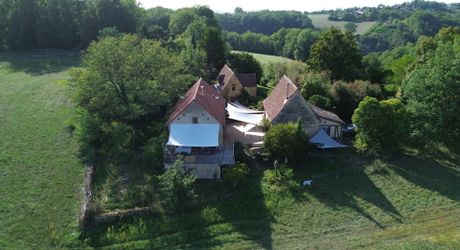 Bel ensemble de trois maisons en pierre avec piscine au calme