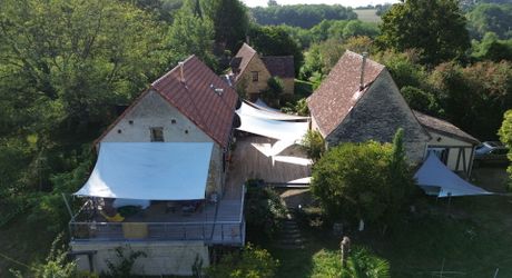 Bel ensemble de trois maisons en pierre avec piscine au calme