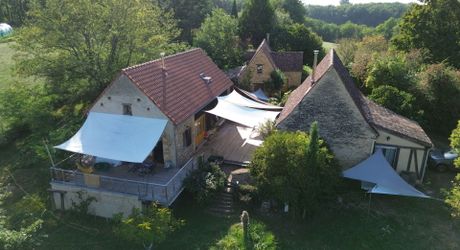 Bel ensemble de trois maisons en pierre avec piscine au calme