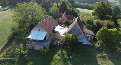 Bel ensemble de trois maisons en pierre avec piscine au calme