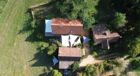 Bel ensemble de trois maisons en pierre avec piscine au calme
