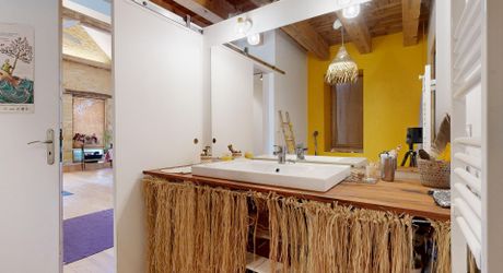 Bel ensemble de trois maisons en pierre avec piscine au calme