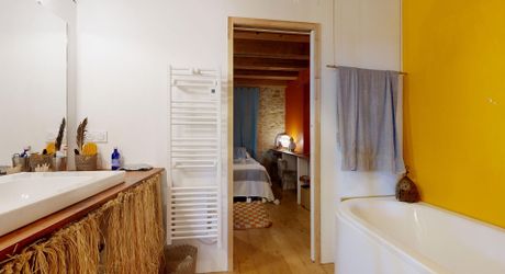 Bel ensemble de trois maisons en pierre avec piscine au calme
