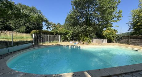 Bel ensemble de trois maisons en pierre avec piscine au calme