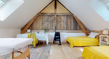 Bel ensemble de trois maisons en pierre avec piscine au calme