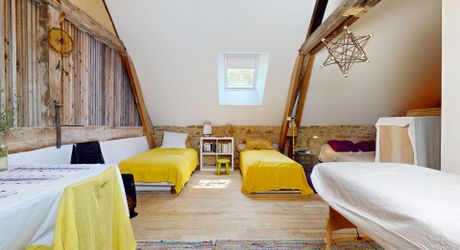 Bel ensemble de trois maisons en pierre avec piscine au calme
